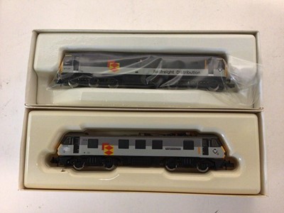 Lot 117 - Graham Farish N gauge Diesels including Class 47 Railfreight Distribution  47 125, No.8023 and Class 90 Railfreight Freightconnection 90 022, No.8828, both boxed (2)