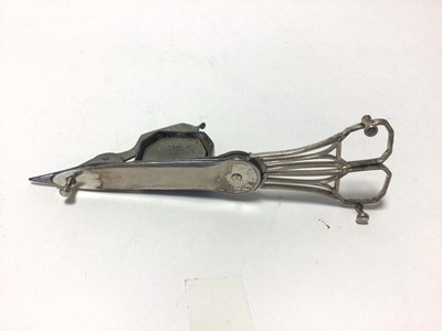 Lot 113 - A pair of George III silver scissor snuffers, by Abstainando King, London 1796, Patent stamp to one side, on three bun feet