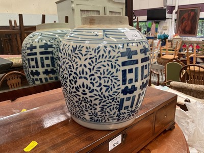 Lot 143 - Chinese blue and white jar (no cover)