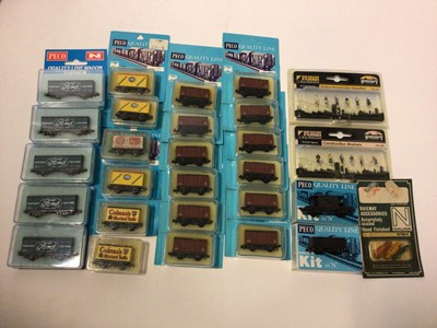 Lot 156 - Peco N gauge Ford, Fyffes Bananas, Colman's Mustard other wagons and accessories (qty)