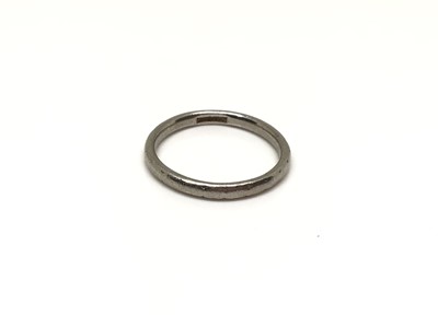 Lot 184 - Platinum wedding ring