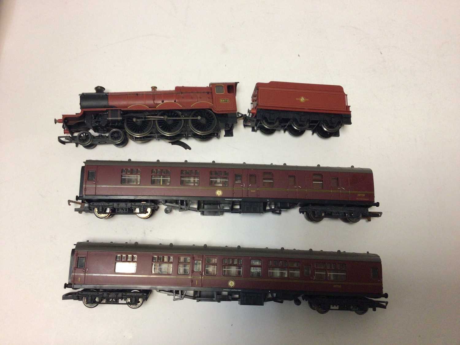 Lot 168 - Hornby OO gauge unboxed 4-6-0 lined maroon Hogwarts Express "Howard's Castle" tender locomotive 5972 with corridor coach and composite coach (3)