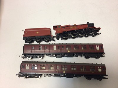Lot 168 - Hornby OO gauge unboxed 4-6-0 lined maroon Hogwarts Express "Howard's Castle" tender locomotive 5972 with corridor coach and composite coach (3)