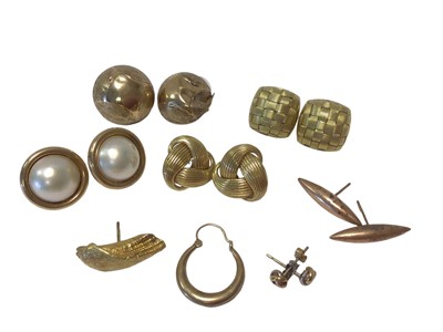 Lot 53 - Various pairs of gold earrings