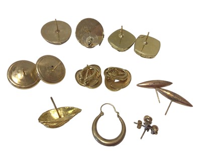 Lot 53 - Various pairs of gold earrings