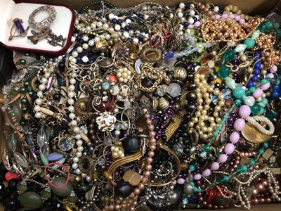 Lot 1005 - Quantity of costume jewellery (1 box)