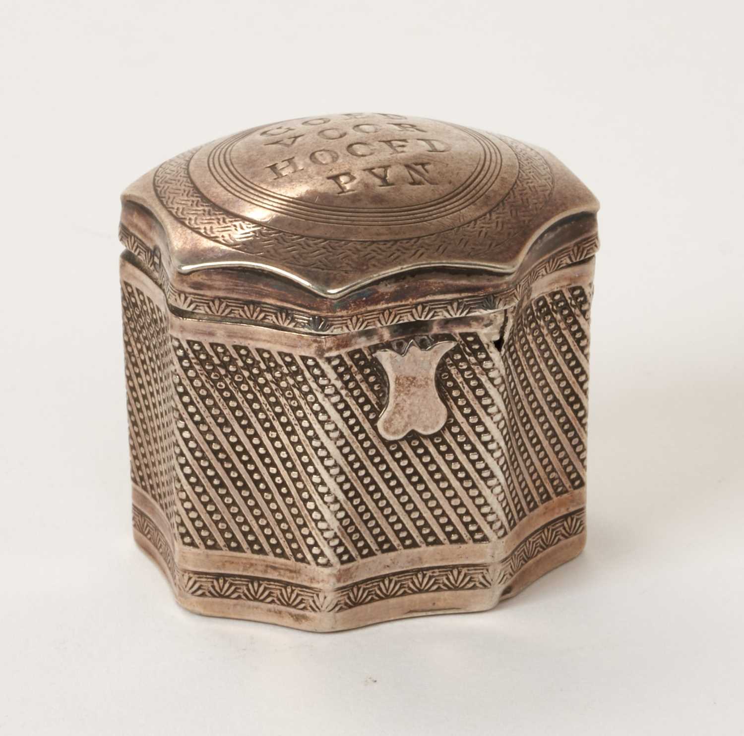 Lot 430 - 18th century Dutch silver peppermint box, impressed COED VOOR HOOFD PYN (good for headache).