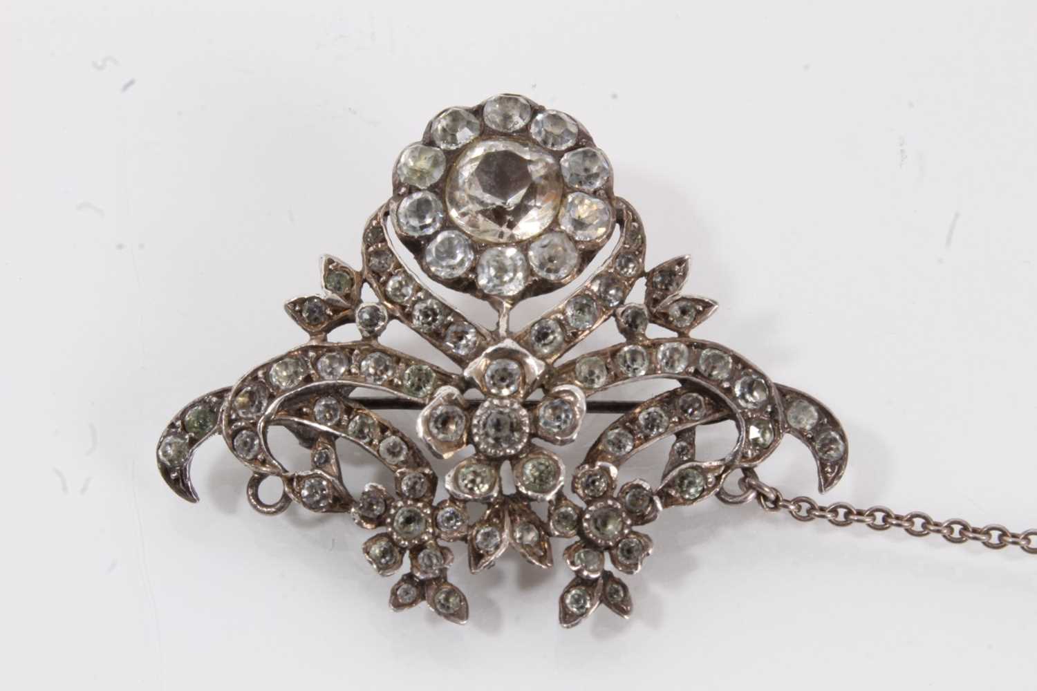 Lot 658 - Georgian paste brooch