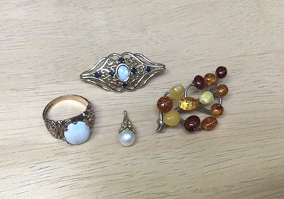 Lot 21 - 9ct gold opal ring, 9ct gold opal and blue sapphire brooch, 9ct gold mounted cultured pearl pedant