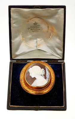 Lot 624 - 19th century shell cameo brooch