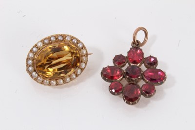 Lot 685 - Georgian garnet pendant and 19th century 15ct mounted brooch