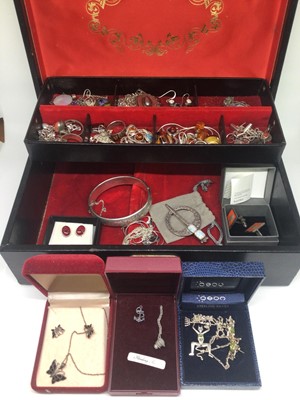 Lot 1002 - Jewellery box containing silver and white metal jewellery