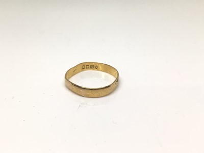 Lot 1006 - 22ct gold wedding ring, size V