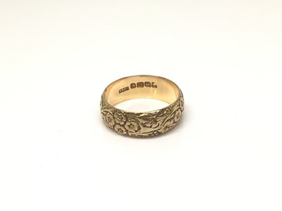 Lot 1007 - Edwardian 18ct gold wedding ring with engraved floral decoration (Birmingham 1905), size T