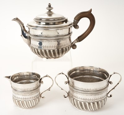 Lot 420 - Early 20th century Britannia Standard silver Queen Anne revival three piece tea set