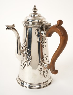 Lot 421 - George V Britannia standard silver coffee / chocolate pot, in the George I style