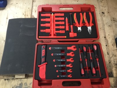 Lot 27 - Laser Insulated Tool Kit for electric cars , cased