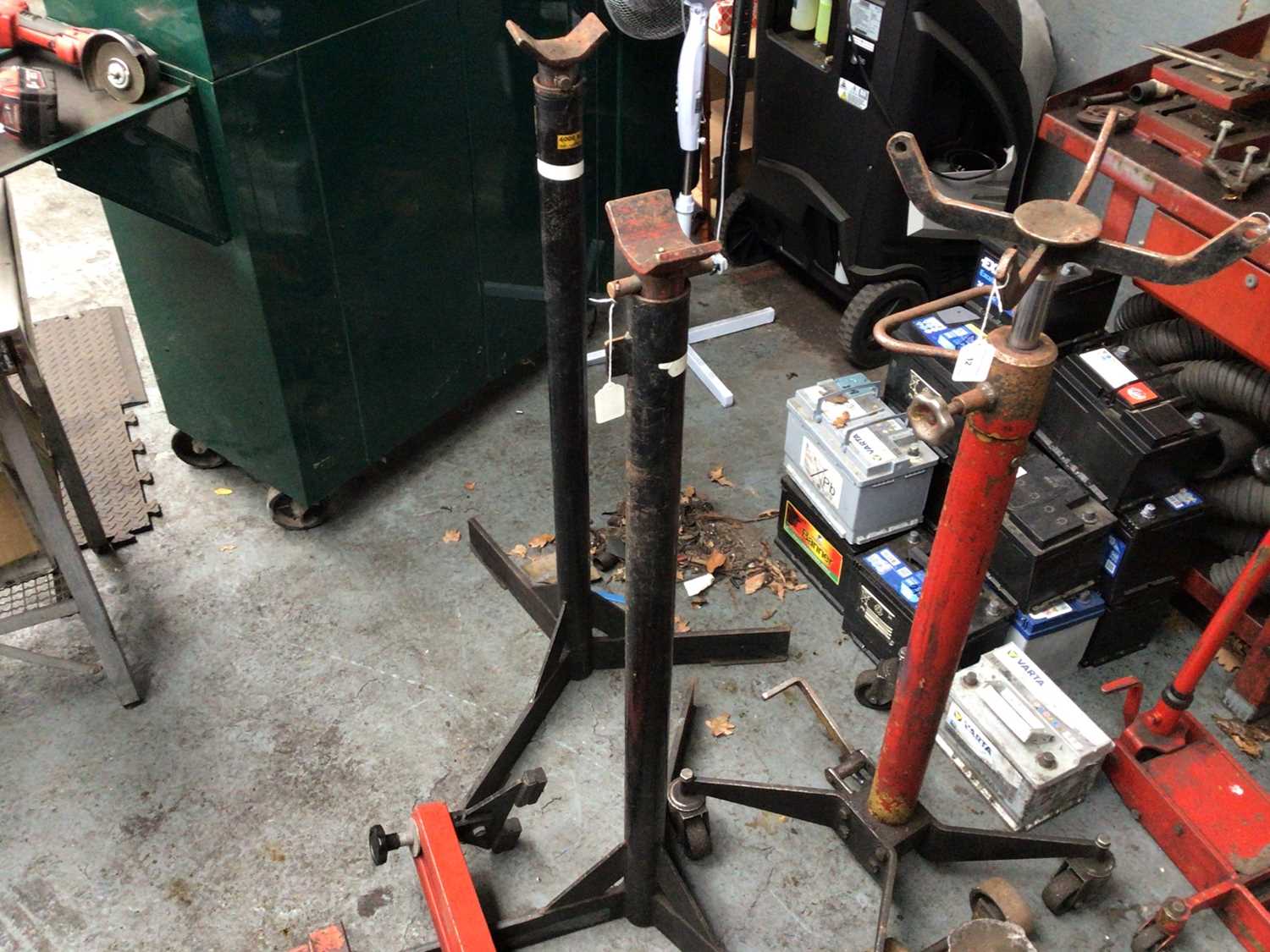 Lot 10 - Pair of 4000 Kg SWL transmission supports, on tripod base