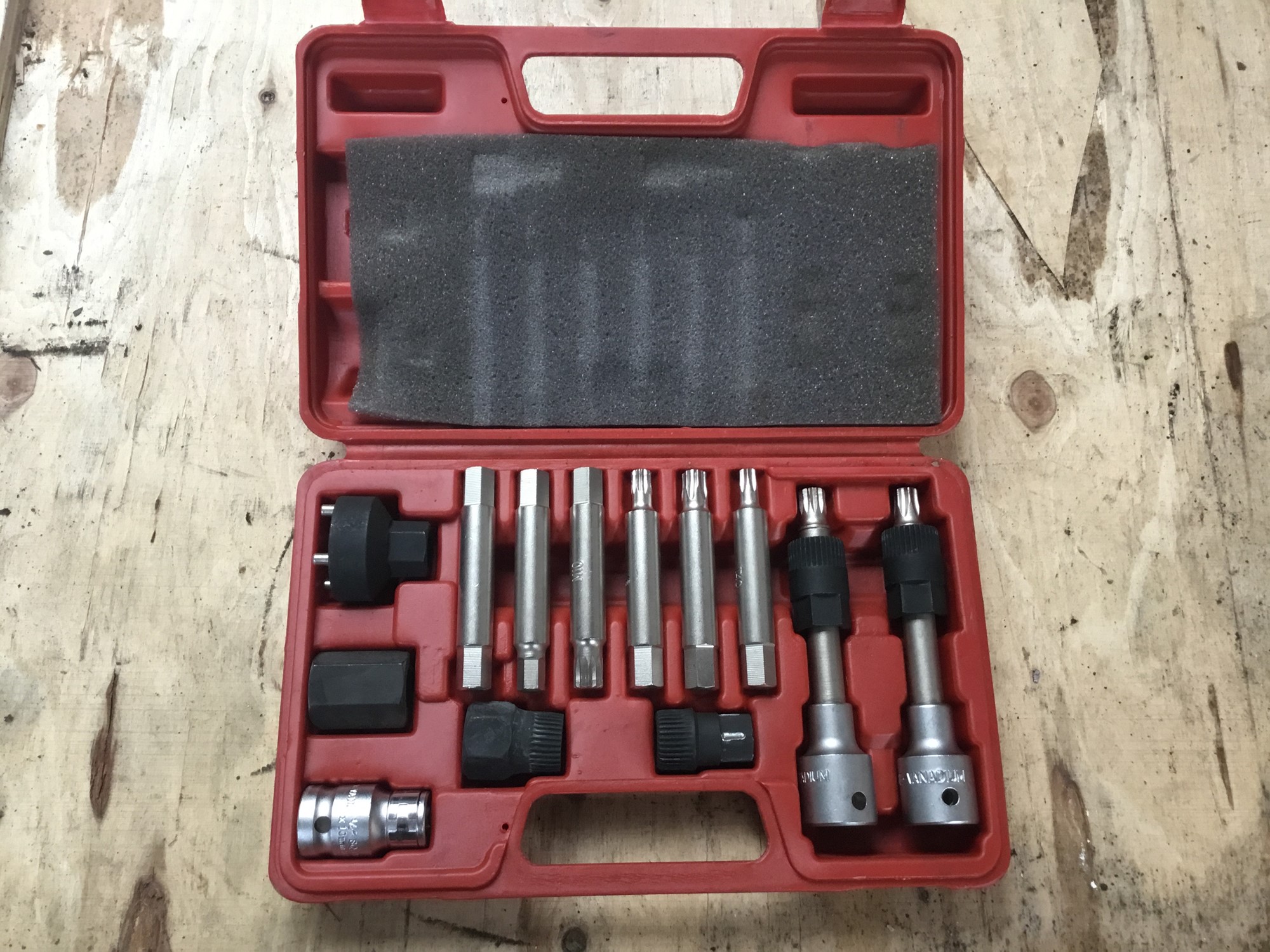 Lot 36 Alternator pulley removal tools, cased