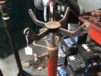 Lot 12 - Pump action hydraulic transmission support, with revolving top, on castors, 600Kg
