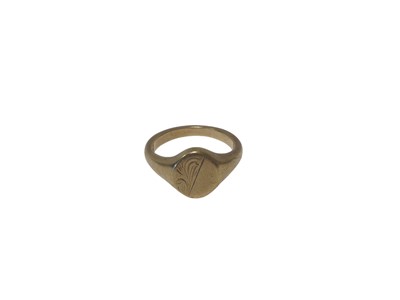 Lot 66 - 9ct gold signet ring