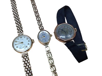 Lot 175 - Cyma 9ct gold wristwatch on 9ct gold bracelet, Accurist 9ct gold wristwatch on 9ct gold bracelet and a 9ct gold cased wristwatch (3)