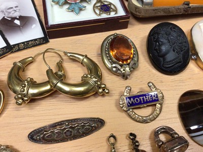 Lot 39 - Group of antique and later jewellery and bijouterie including two amber cheroots, one with gold mount, one with silver, cameo brooches, pair of gilt metal hoop earrings, fob seals, stick pins etc