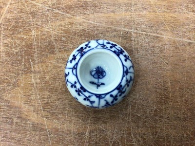 Lot 88 - Antique Continental blue and white onion pattern salt/mustard, in the style of Meissen
