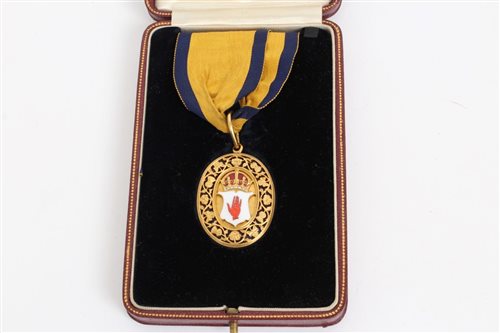 Lot 568 - Fine George V gold (22ct) and enamel baronet's...