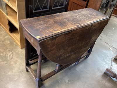 Lot 1459 - 18th century oak oval gate leg dining table