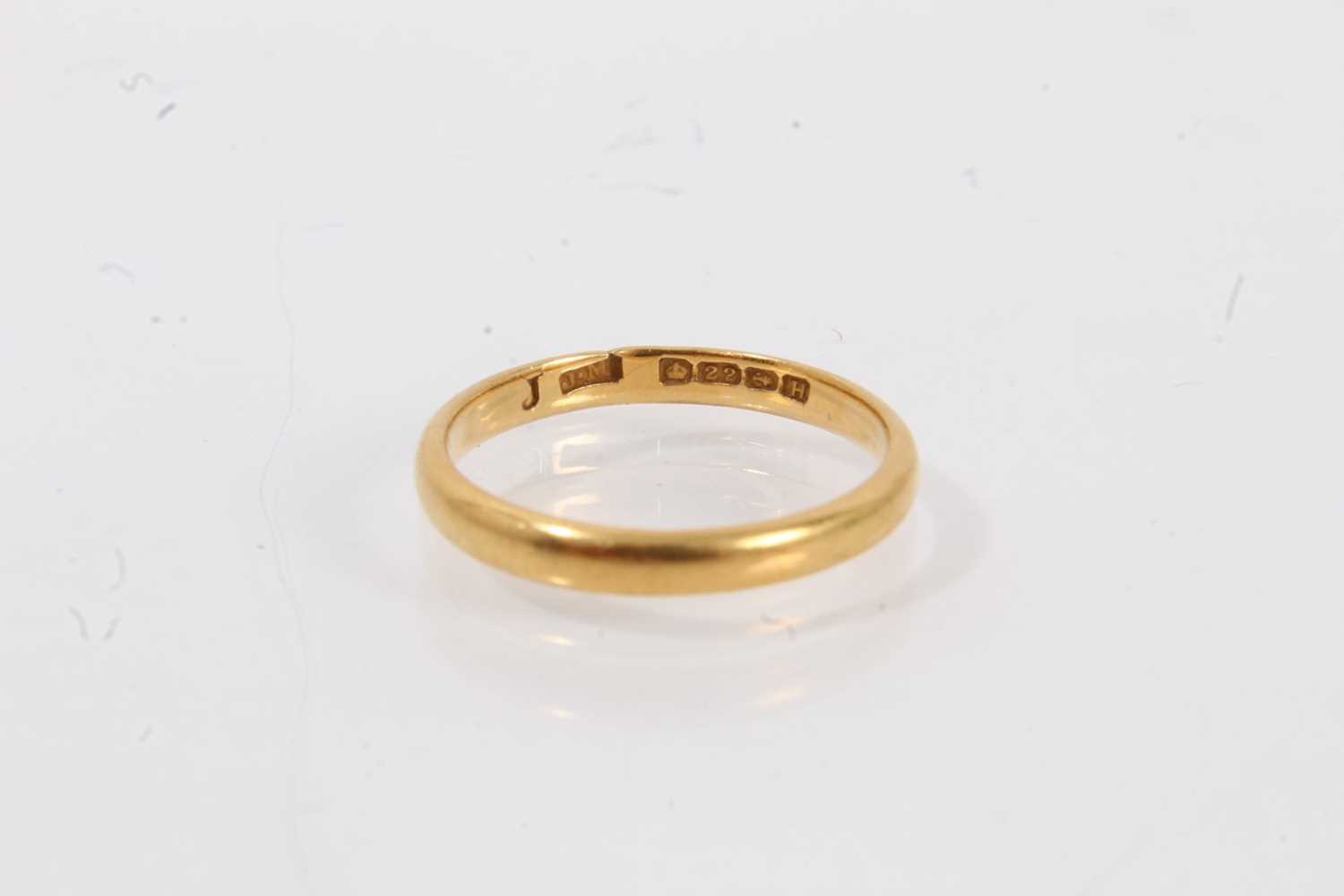 Lot 665 - 22ct gold wedding ring