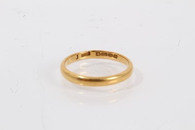 Lot 665 - 22ct gold wedding ring