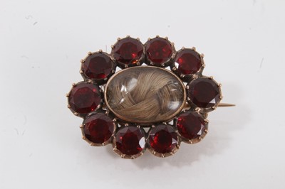 Lot 661 - Georgian garnet brooch