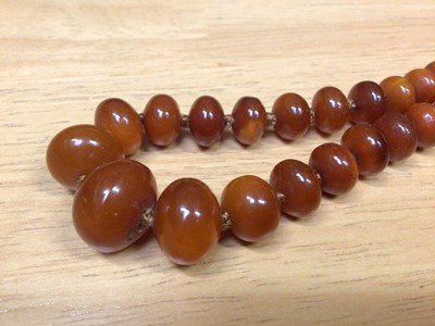 Lot 93 - Antique amber graduated bead necklace