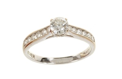 Lot 725 - Diamond engagement ring