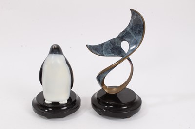 Lot 966 - Scott Hanson (contemporary American) bronze - Penguin, numbered 186/950, together with a small bronze of ‘Free and easy’ numbered 82/950. (2)