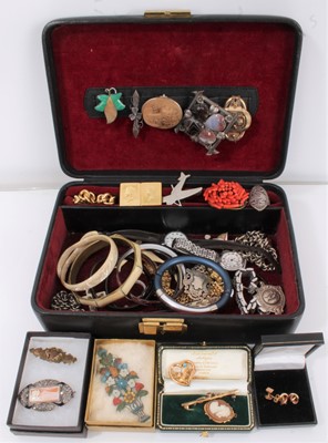 Lot 749 - Box of costume jewellery