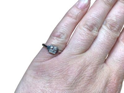 Lot 83 - Art Deco diamond single stone ring in platinum setting
