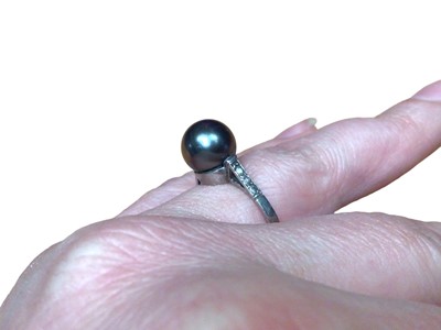 Lot 55 - Tahitian black cultured pearl ring with diamond shoulders in platinum setting