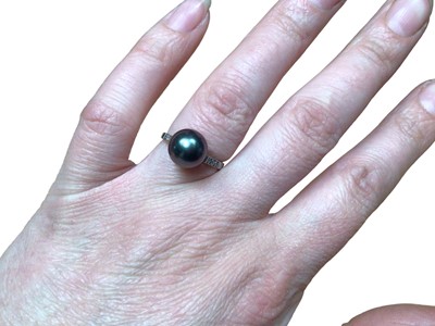 Lot 55 - Tahitian black cultured pearl ring with diamond shoulders in platinum setting