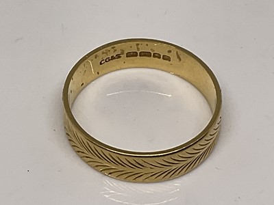 Lot 1095 - 18ct gold ring, approximately 4.8g