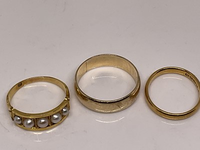 Lot 1096 - 18ct gold and seed pearl ring, together with 22ct wedding ring and 9ct gold band