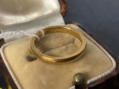 Lot 1092 - 22ct gold wedding band, approximately 3.9g