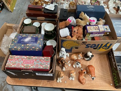 Lot 611 - Collection of Soviet Russian animal ornaments, William Morris ceramics, toys and sundries.