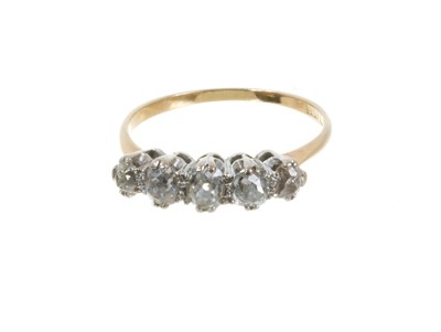 Lot 380 - Five stone diamond ring