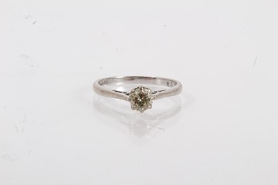 Lot 379 - Diamond solitaire ring