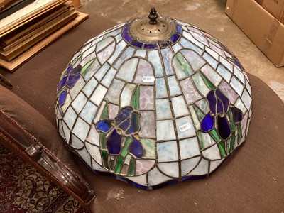 Lot 1522 - Tiffany style lamp shade