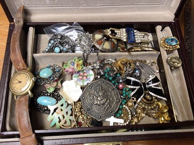 Lot 134 - Various jewellery boxes, vintage costume jewellery, wristwatches and bijouterie