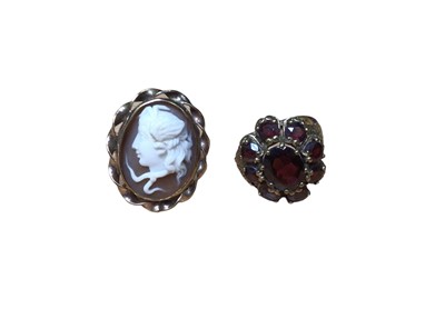 Lot 4 - 9ct gold mounted carved shell cameo ring and 9ct gold garnet cluster ring (2)