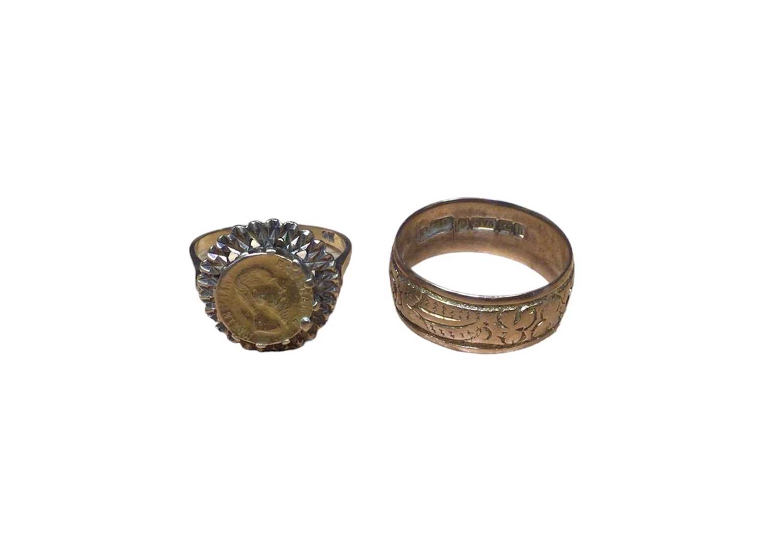 Lot 5 - 9ct gold mounted Mexican coin ring and 9ct gold wedding ring with foliate decoration